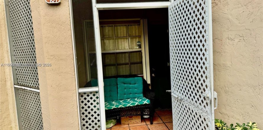 Condo in Pembroke Pines, Florida, 1 bedroom  № 2064500