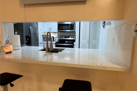 Condo in Pembroke Pines, Florida, 1 bedroom  № 2064500 - photo 8