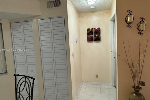 Condo in Pembroke Pines, Florida, 1 bedroom  № 2064500 - photo 10
