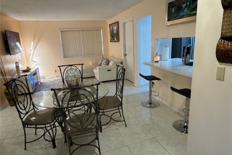 Condo in Pembroke Pines, Florida, 1 bedroom  № 2064500 - photo 6