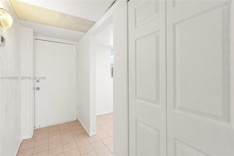 Купить кондоминиум в Окленд-Парк, Флорида 2 спальни, 90.58м2, № 2009312 - фото 9