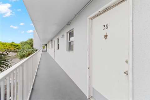 Купить кондоминиум в Окленд-Парк, Флорида 2 спальни, 90.58м2, № 2009312 - фото 29