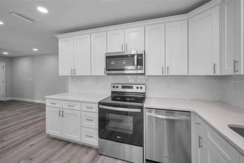 House in Tampa, Florida 3 bedrooms, 126.9 sq.m. № 2341881 - photo 4