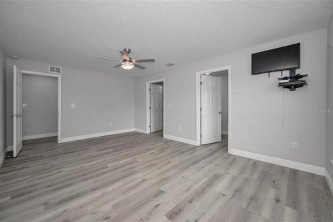 House in Tampa, Florida 3 bedrooms, 126.9 sq.m. № 2341881 - photo 10