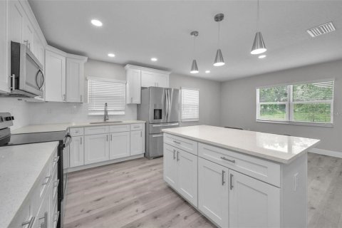 House in Tampa, Florida 3 bedrooms, 126.9 sq.m. № 2341881 - photo 8