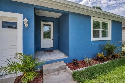 House in Tampa, Florida 3 bedrooms, 126.9 sq.m. № 2341881 - photo 2