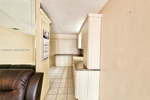 Villa ou maison à vendre à Hialeah, Floride: 4 chambres, 117.71 m2 № 2386845 - photo 12