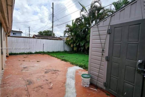 Villa ou maison à vendre à Hialeah, Floride: 4 chambres, 117.71 m2 № 2386845 - photo 28