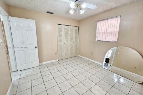 Villa ou maison à vendre à Hialeah, Floride: 4 chambres, 117.71 m2 № 2386845 - photo 10
