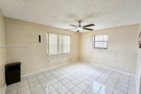 Villa ou maison à vendre à Hialeah, Floride: 4 chambres, 117.71 m2 № 2386845 - photo 6