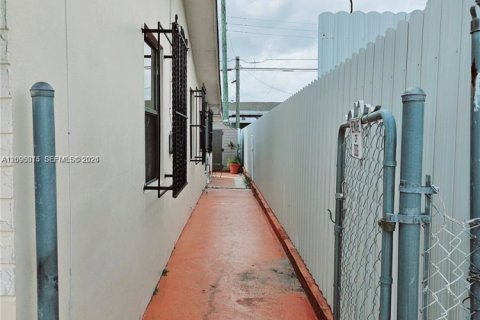 Villa ou maison à vendre à Hialeah, Floride: 4 chambres, 117.71 m2 № 2386845 - photo 24