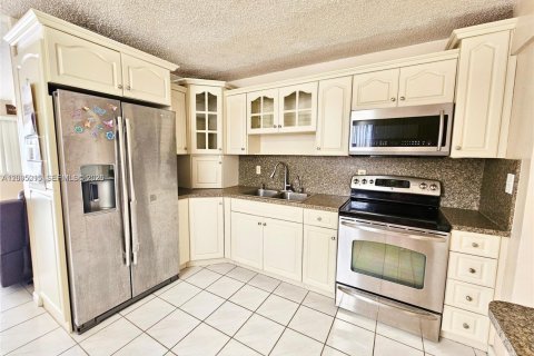 Villa ou maison à vendre à Hialeah, Floride: 4 chambres, 117.71 m2 № 2386845 - photo 13