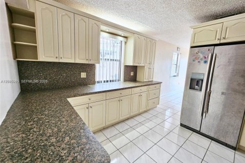Villa ou maison à vendre à Hialeah, Floride: 4 chambres, 117.71 m2 № 2386845 - photo 14