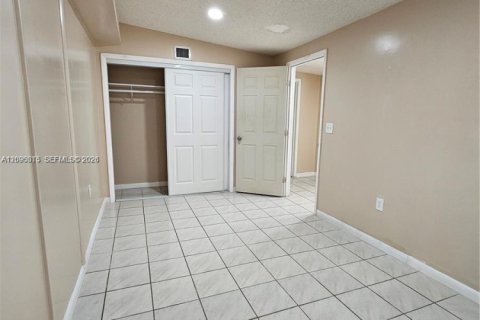Villa ou maison à vendre à Hialeah, Floride: 4 chambres, 117.71 m2 № 2386845 - photo 19