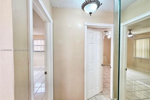 Villa ou maison à vendre à Hialeah, Floride: 4 chambres, 117.71 m2 № 2386845 - photo 5