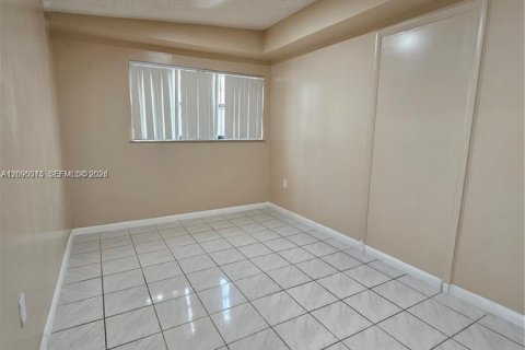 Villa ou maison à vendre à Hialeah, Floride: 4 chambres, 117.71 m2 № 2386845 - photo 18