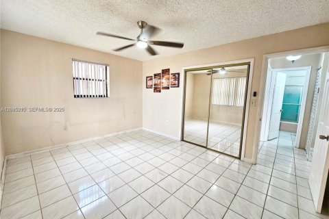 Villa ou maison à vendre à Hialeah, Floride: 4 chambres, 117.71 m2 № 2386845 - photo 7