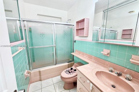 Villa ou maison à vendre à Hialeah, Floride: 4 chambres, 117.71 m2 № 2386845 - photo 8