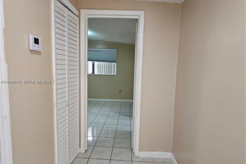 Villa ou maison à vendre à Hialeah, Floride: 4 chambres, 117.71 m2 № 2386845 - photo 20