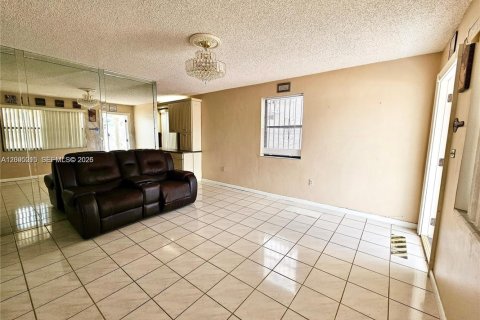 Villa ou maison à vendre à Hialeah, Floride: 4 chambres, 117.71 m2 № 2386845 - photo 11