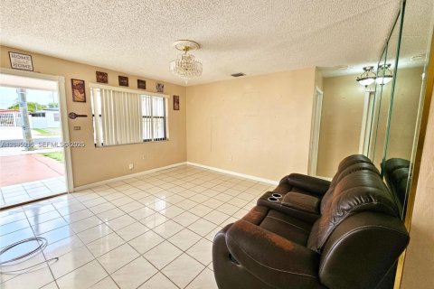 Villa ou maison à vendre à Hialeah, Floride: 4 chambres, 117.71 m2 № 2386845 - photo 4