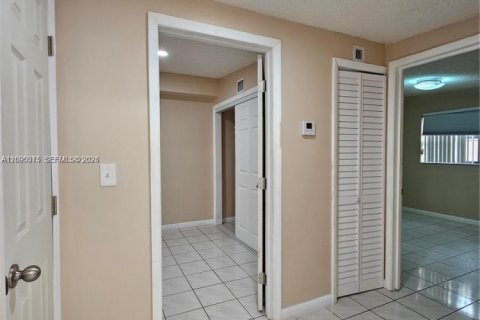 Villa ou maison à vendre à Hialeah, Floride: 4 chambres, 117.71 m2 № 2386845 - photo 17