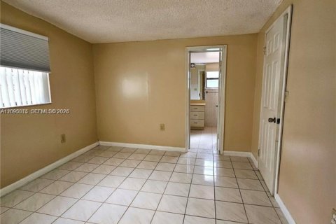 Villa ou maison à vendre à Hialeah, Floride: 4 chambres, 117.71 m2 № 2386845 - photo 21