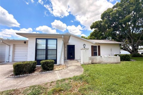 Condominio en Port Richey, Florida, 2 dormitorios № 2230407