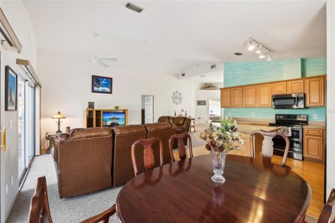 House in Vero Beach, Florida 2 bedrooms, 116.13 sq.m. № 1733607 - photo 8