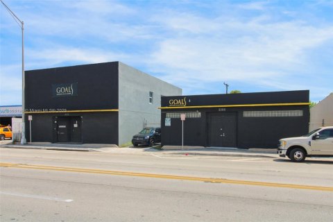 Propiedad comercial en venta en Miami, Florida № 2154323 - foto 2