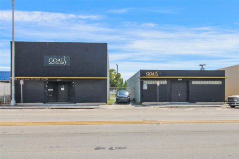 Propiedad comercial en venta en Miami, Florida № 2154323 - foto 1