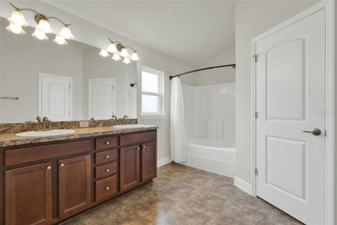 House in Tavares, Florida 3 bedrooms, 138.15 sq.m. № 1884133 - photo 16