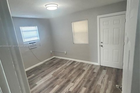 Снять в аренду виллу или дом в Майами, Флорида 2 спальни, 62.71м2, № 2067713 - фото 9