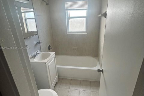 Снять в аренду виллу или дом в Майами, Флорида 2 спальни, 62.71м2, № 2067713 - фото 7