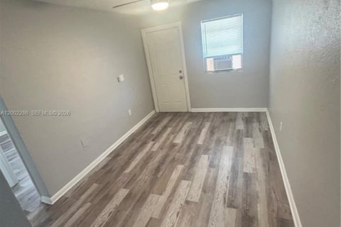 Снять в аренду виллу или дом в Майами, Флорида 2 спальни, 62.71м2, № 2067713 - фото 14