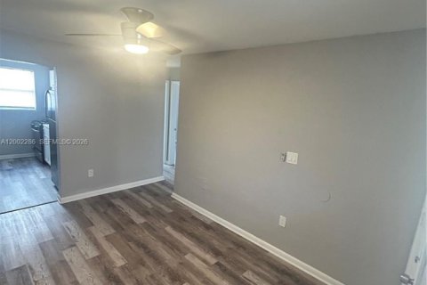 Снять в аренду виллу или дом в Майами, Флорида 2 спальни, 62.71м2, № 2067713 - фото 3