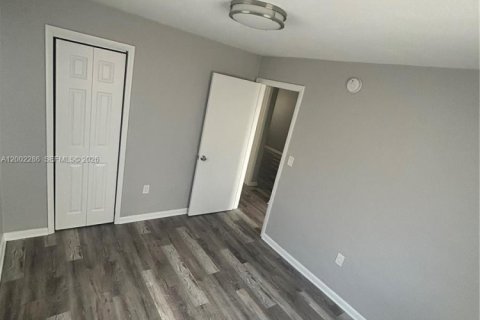 Снять в аренду виллу или дом в Майами, Флорида 2 спальни, 62.71м2, № 2067713 - фото 4