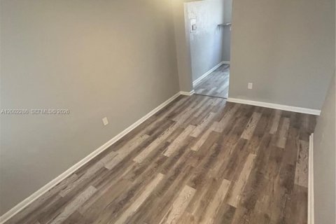 Снять в аренду виллу или дом в Майами, Флорида 2 спальни, 62.71м2, № 2067713 - фото 15