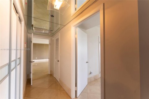 Condo in Bal Harbour, Florida, 3 bedrooms  № 1766818 - photo 16