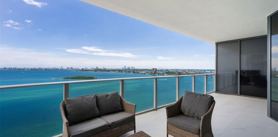 Condominio en Miami, Florida, 4 dormitorios  № 1981878