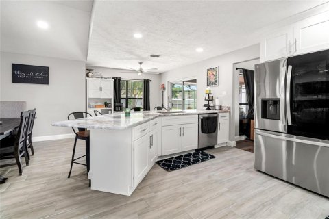 Casa en venta en Land O' Lakes, Florida, 4 dormitorios, 208.29 m2 № 1913239 - foto 12