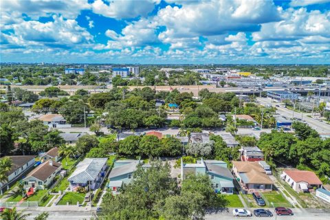 House in Miami, Florida 1 bedroom, 64.1 sq.m. № 2061926 - photo 23