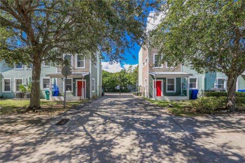 House in Miami, Florida 1 bedroom, 64.1 sq.m. № 2061926 - photo 2