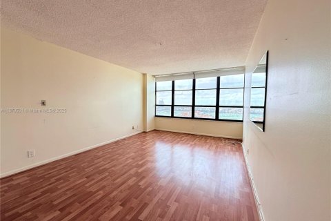 Copropriété à vendre à Hallandale Beach, Floride: 2 chambres, 130.06 m2 № 1977602 - photo 15