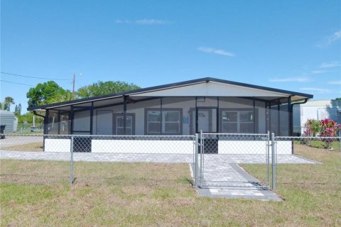 House in Okeechobee, Florida 3 bedrooms, 115.94 sq.m. № 1590062 - photo 1