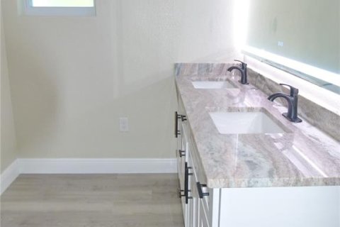 House in Okeechobee, Florida 3 bedrooms, 115.94 sq.m. № 1590062 - photo 17
