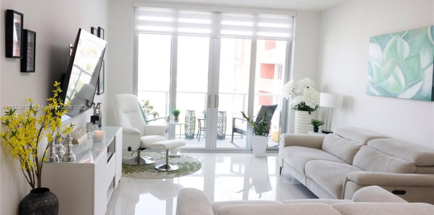 Condominio en Doral, Florida, 1 dormitorio  № 1872286