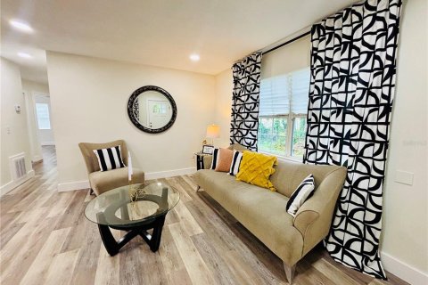 House in Tampa, Florida 4 bedrooms, 112.32 sq.m. № 1884590 - photo 9
