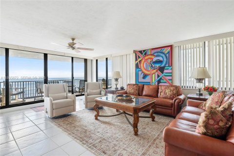 Condominio en alquiler en Hutchinson Island South, Florida, 3 dormitorios, 250.93 m2 № 1993971 - foto 8
