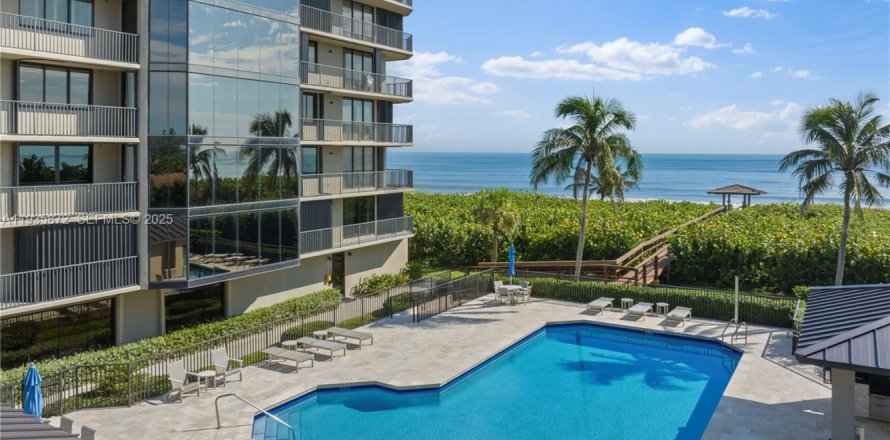 Condominio en Hutchinson Island South, Florida, 3 dormitorios  № 1993971